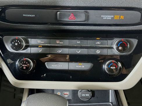 Used 2019 Kia Sedona LX image 15