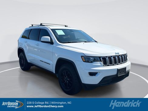 Used 2018 Jeep Grand Cherokee Laredo AWD/4WD image 1