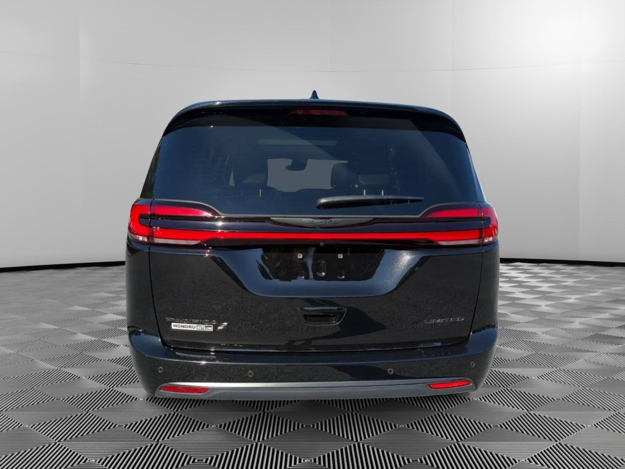 Used 2025 Chrysler Pacifica Limited FWD image 8