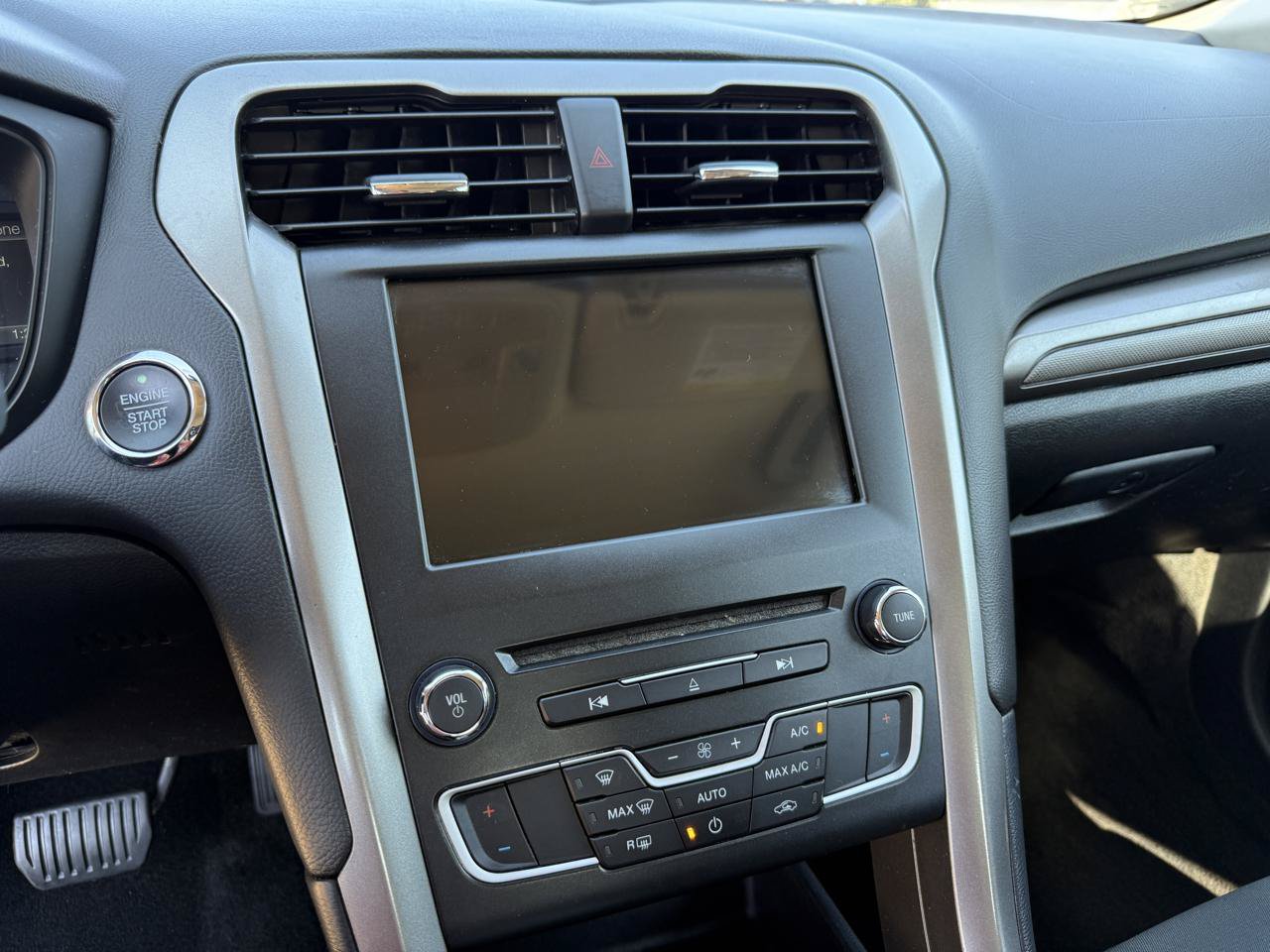 Used 2018 Ford Fusion SE w/ Fusion SE Technology Package FWD image 16