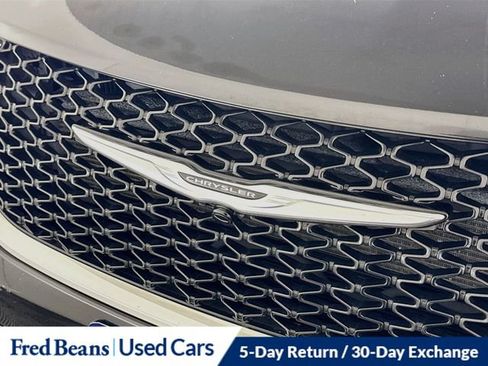 Used 2023 Chrysler Pacifica Touring-L FWD image 42