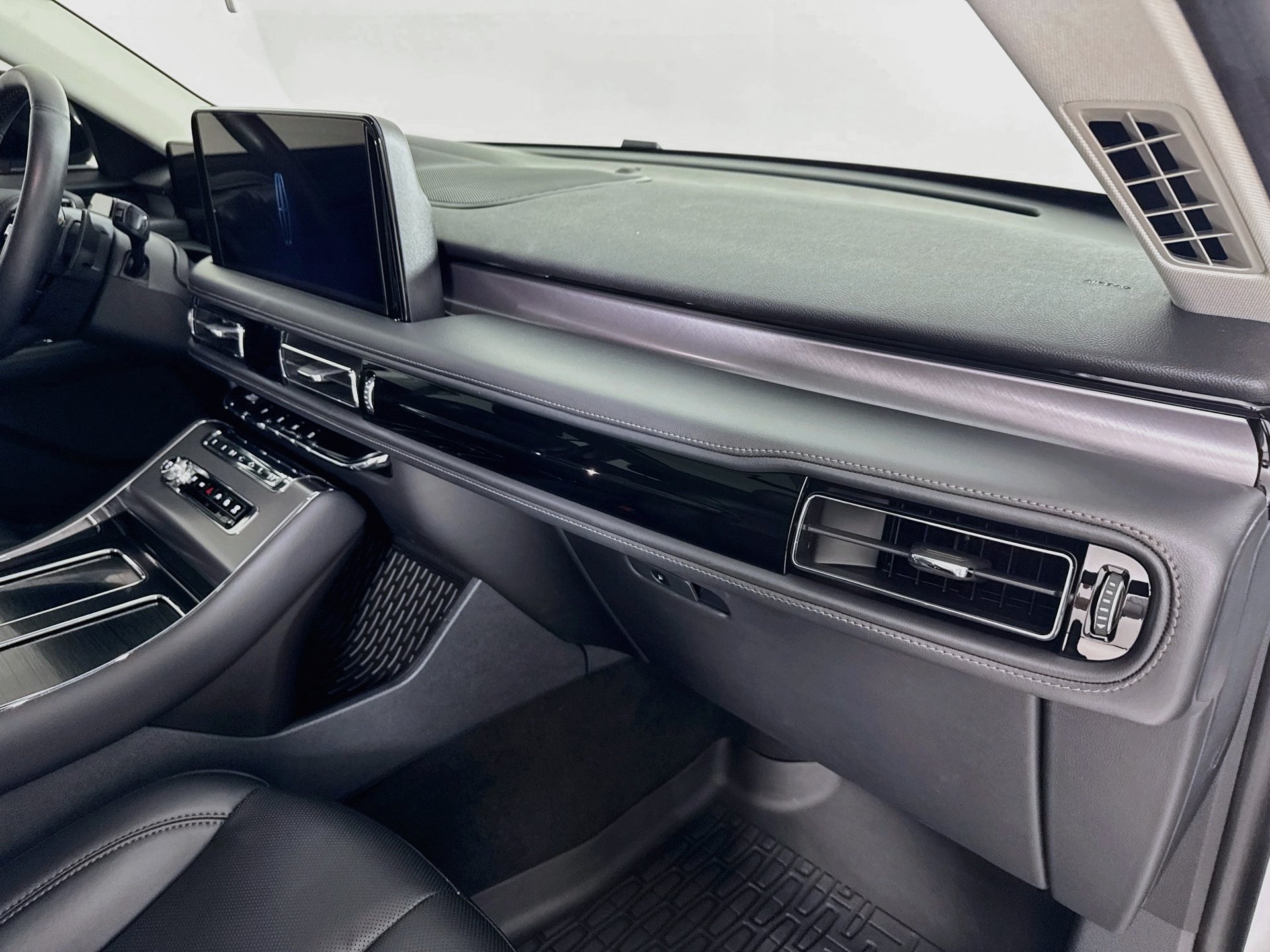 Used 2025 Lincoln Aviator AWD w/ Jet Appearance Package image 32