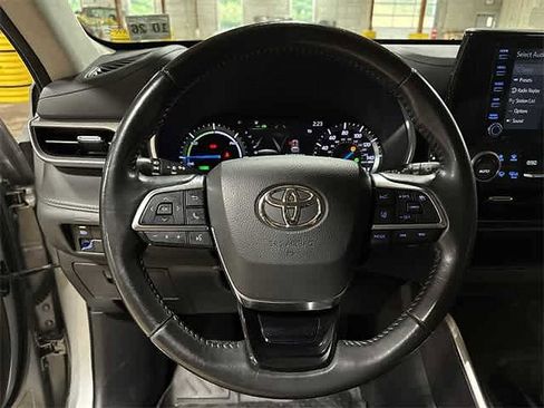 Certified 2021 Toyota Highlander XLE image 48