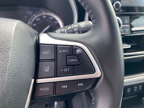 Used 2022 Toyota Highlander XLE AWD/4WD image 15