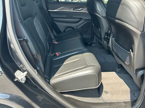 Used 2024 Jeep Grand Cherokee Limited image 21