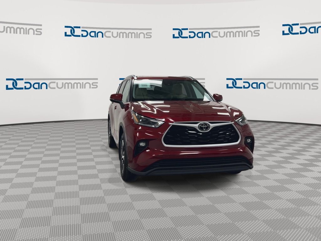 Used 2021 Toyota Highlander XLE AWD/4WD image 3