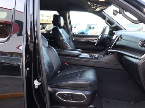 Used 2024 Jeep Wagoneer L Series II image 31