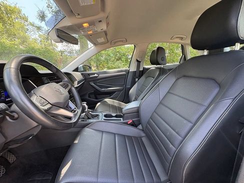 Used 2024 Volkswagen Jetta SE FWD image 8