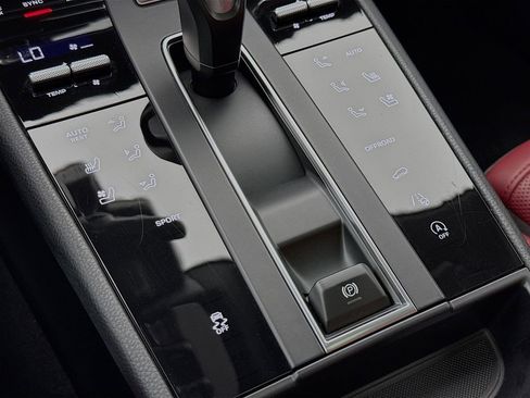 Certified 2025 Porsche Macan AWD/4WD image 22