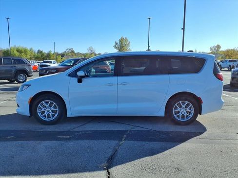 Used 2023 Chrysler Voyager LX image 4