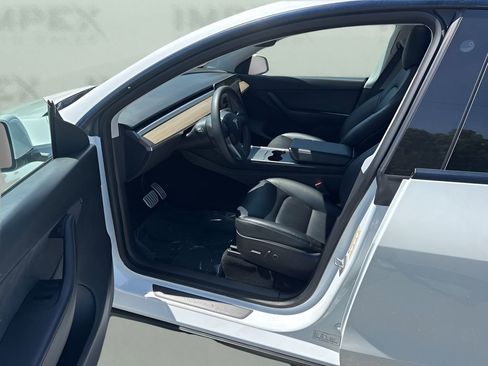 Used 2022 Tesla Model Y Performance AWD/4WD image 9