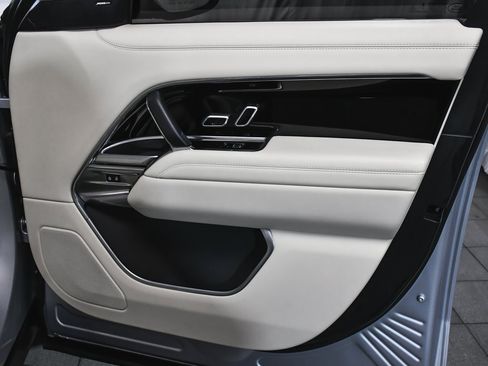 Used 2025 Land Rover Range Rover SE image 23