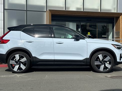 Used 2025 Volvo EX40 Ultra w/ Protection Package Premier image 9