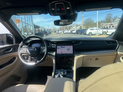 Used 2023 Jeep Grand Cherokee Limited image 14