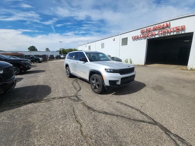Used 2024 Jeep Grand Cherokee L Altitude AWD/4WD image 8