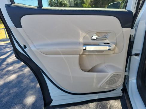 Used 2022 Mercedes-Benz GLB 250 image 12