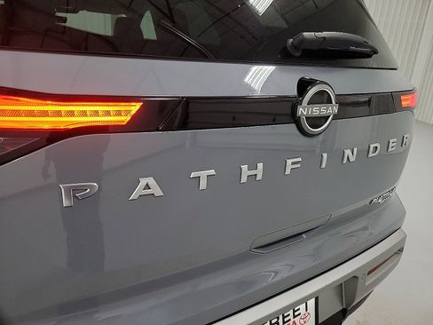 Used 2024 Nissan Pathfinder Platinum image 7