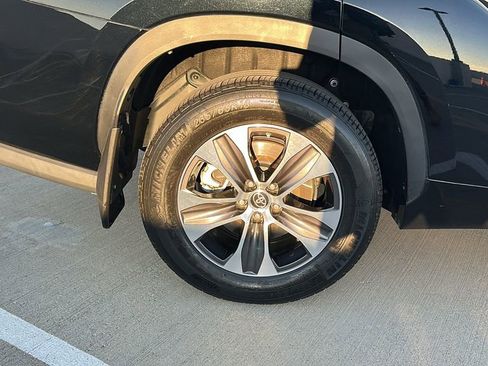 Used 2023 Toyota Highlander L image 17