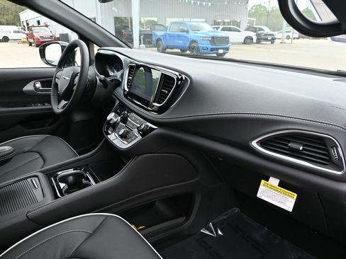 New 2026 Chrysler Pacifica Limited image 26