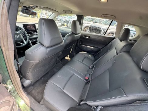 Used 2025 Toyota Corolla Cross XLE FWD image 5