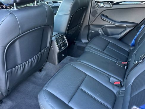 Certified 2022 Porsche Macan image 13