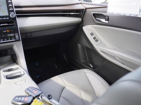 Used 2021 Toyota Avalon XLE image 16