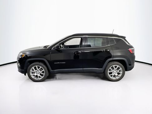 Used 2023 Jeep Compass Latitude w/ Sun and Sound Group AWD/4WD image 8