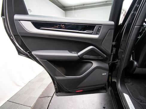 Used 2025 Porsche Cayenne AWD/4WD image 31