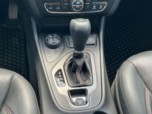 Used 2019 Jeep Cherokee Trailhawk AWD/4WD image 22