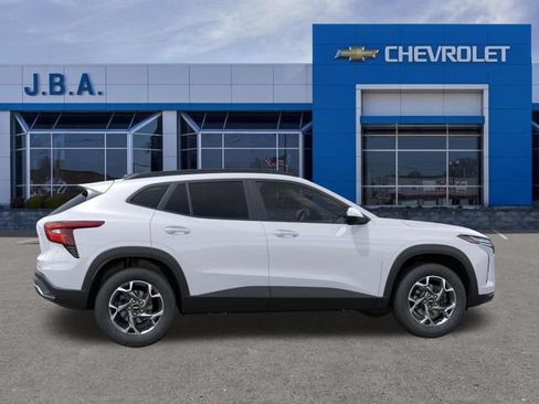 New 2026 Chevrolet Trax LT w/ Sunroof Package FWD image 5