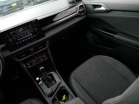Certified 2025 Volkswagen Taos SE AWD/4WD image 11