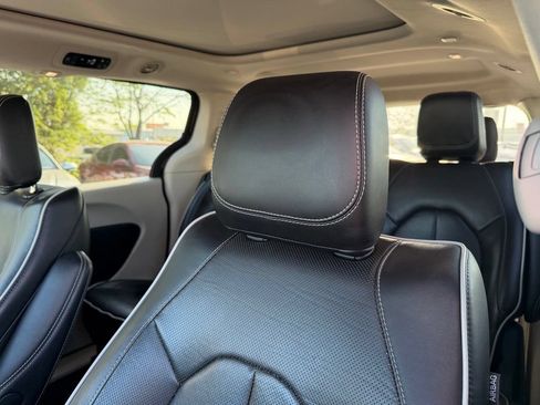 Used 2023 Chrysler Pacifica Limited FWD image 13