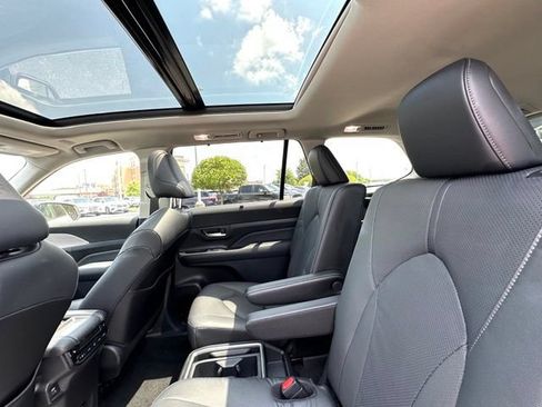 Used 2024 Toyota Grand Highlander AWD Hybrid image 33
