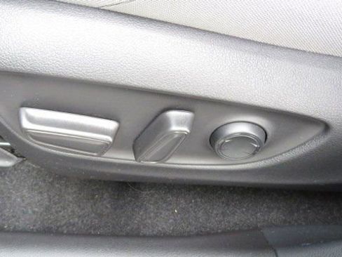 Used 2022 Toyota Venza LE image 17