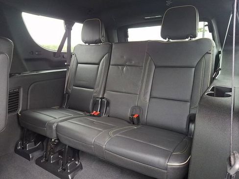 Used 2024 GMC Yukon XL SLT w/ SLT Luxury Package image 11