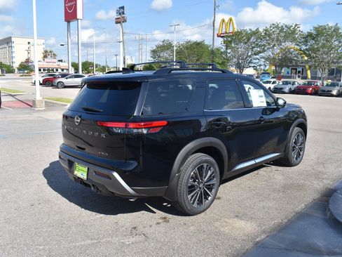 New 2026 Nissan Pathfinder Platinum FWD image 12