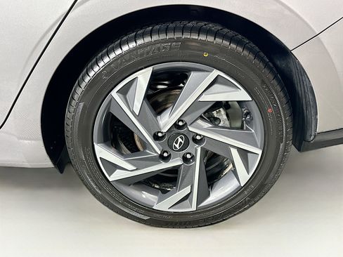 Used 2025 Hyundai Elantra SEL image 11