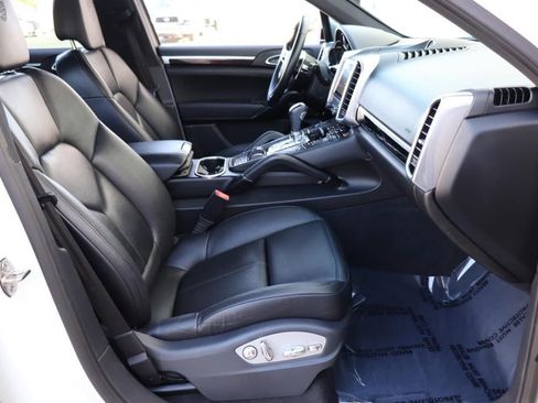 Used 2018 Porsche Cayenne Platinum Edition w/ Premium Package image 32