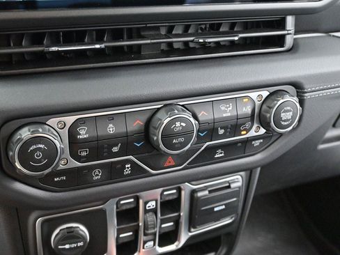 Used 2025 Jeep Gladiator Sport AWD/4WD image 20