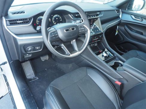 New 2025 Jeep Grand Cherokee L Laredo image 5