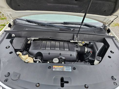 Used 2015 Chevrolet Traverse LT w/ Style and Technology Package FWD image 3