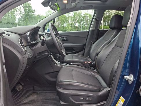 Used 2019 Chevrolet Trax LT w/ Sun & Sound Package AWD/4WD image 12