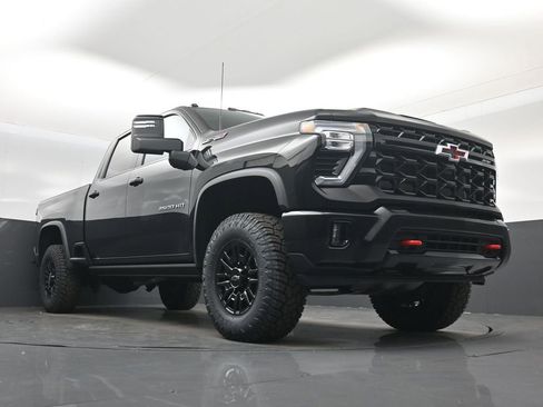 Used 2024 Chevrolet Silverado 2500 ZR2 w/ Technology Package image 32