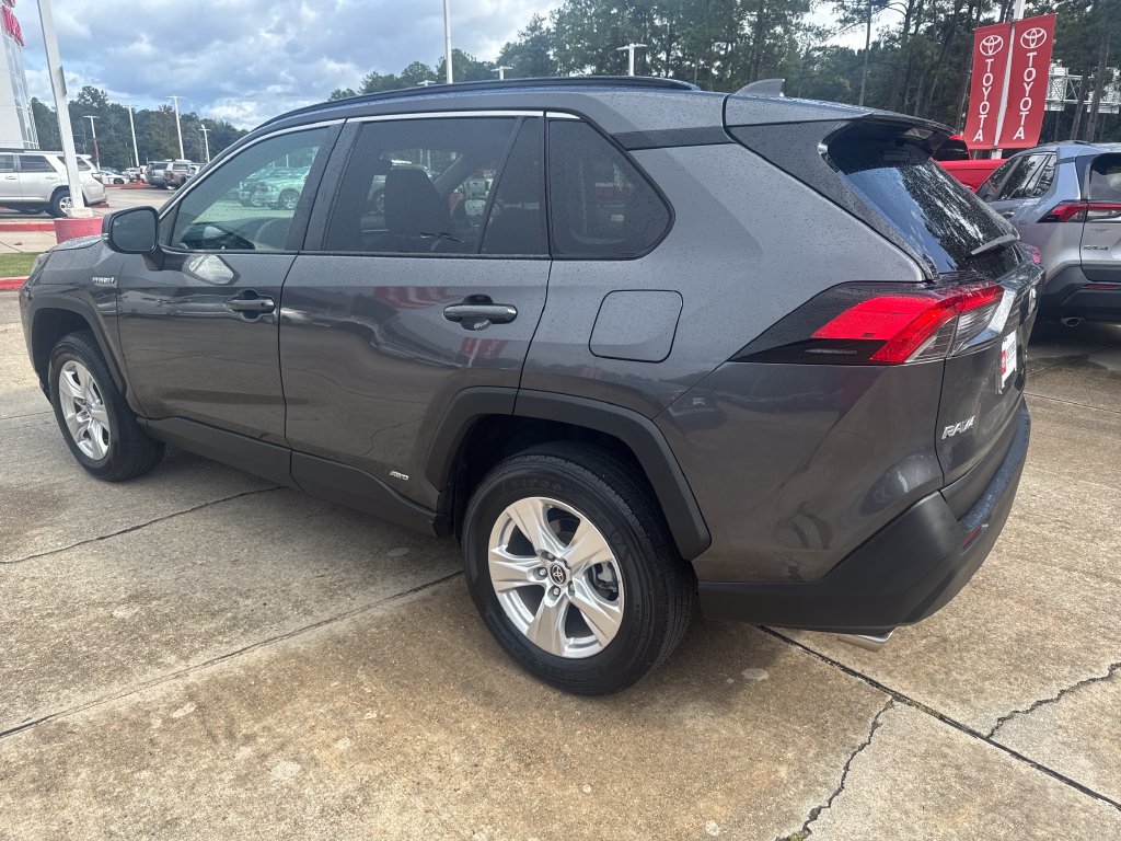 Used 2021 Toyota RAV4 XLE w/ Convenience Package AWD/4WD image 3