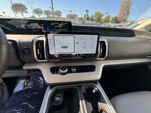 Used 2025 Ford Expedition Active AWD/4WD image 22