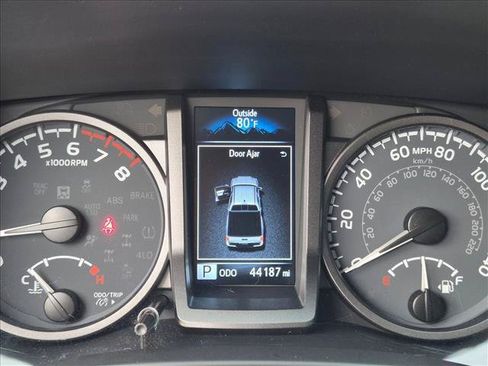 Used 2022 Toyota Tacoma TRD Off-Road w/ Technology Package RWD image 17
