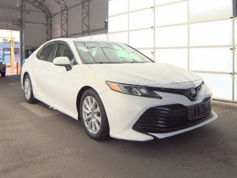 Used 2020 Toyota Camry LE FWD image 5