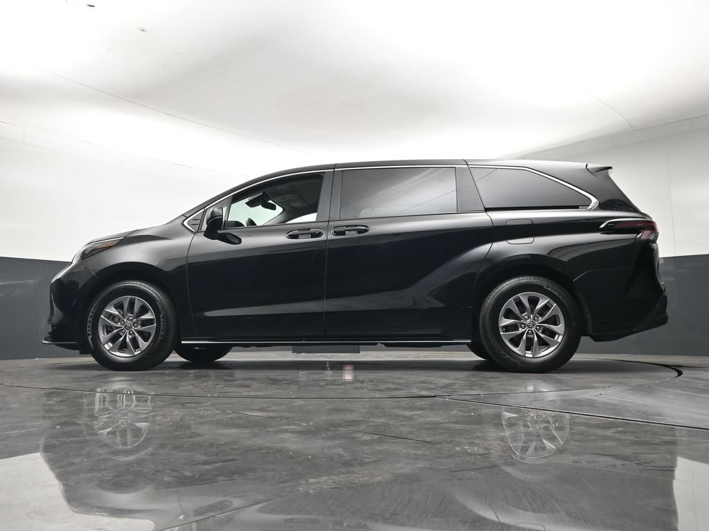 Used 2025 Toyota Sienna LE AWD/4WD image 26