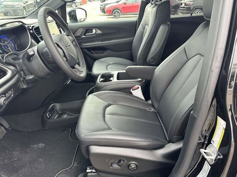 New 2026 Chrysler Pacifica Select image 14