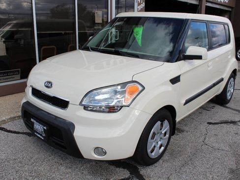 Used 2010 Kia Soul ! image 1